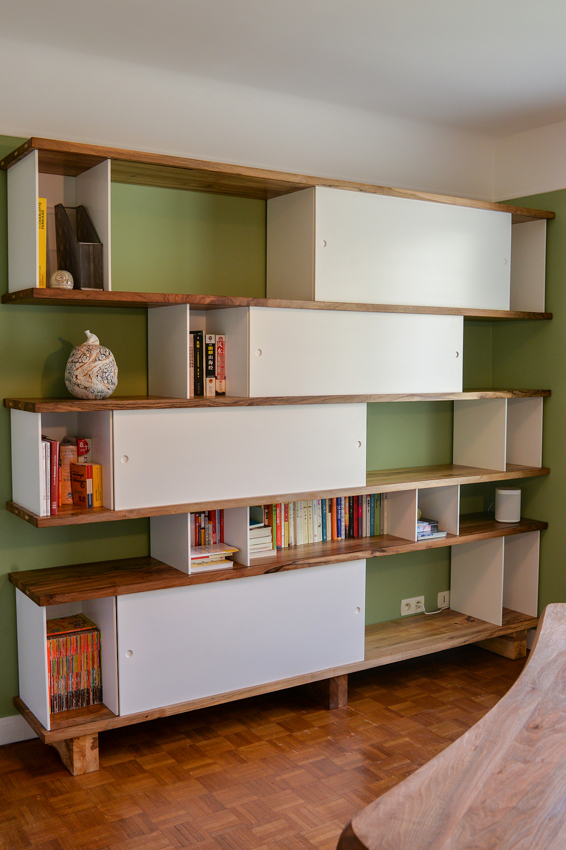 Bibliothèque en noyer massif