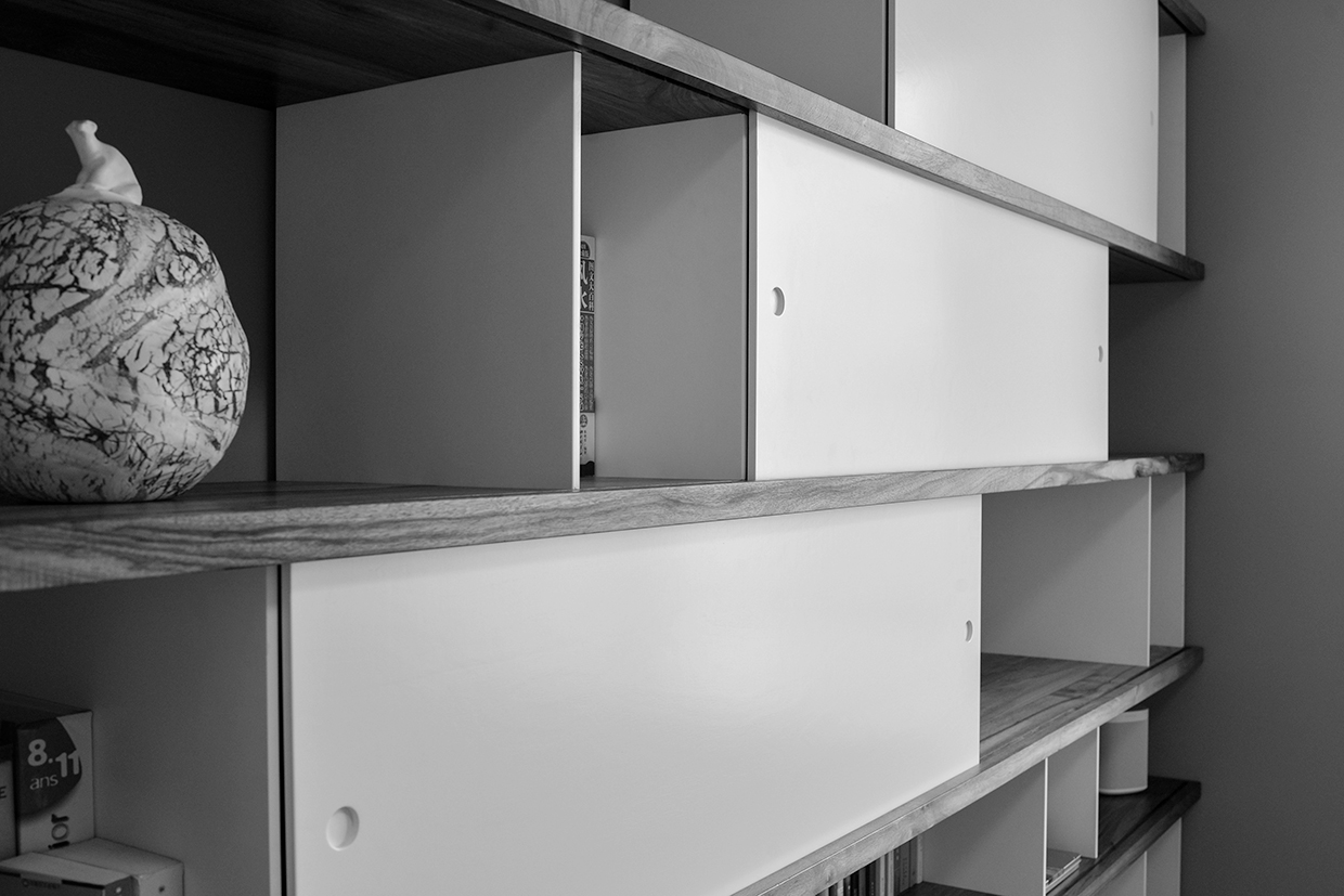 Bibliothèque en noyer massif