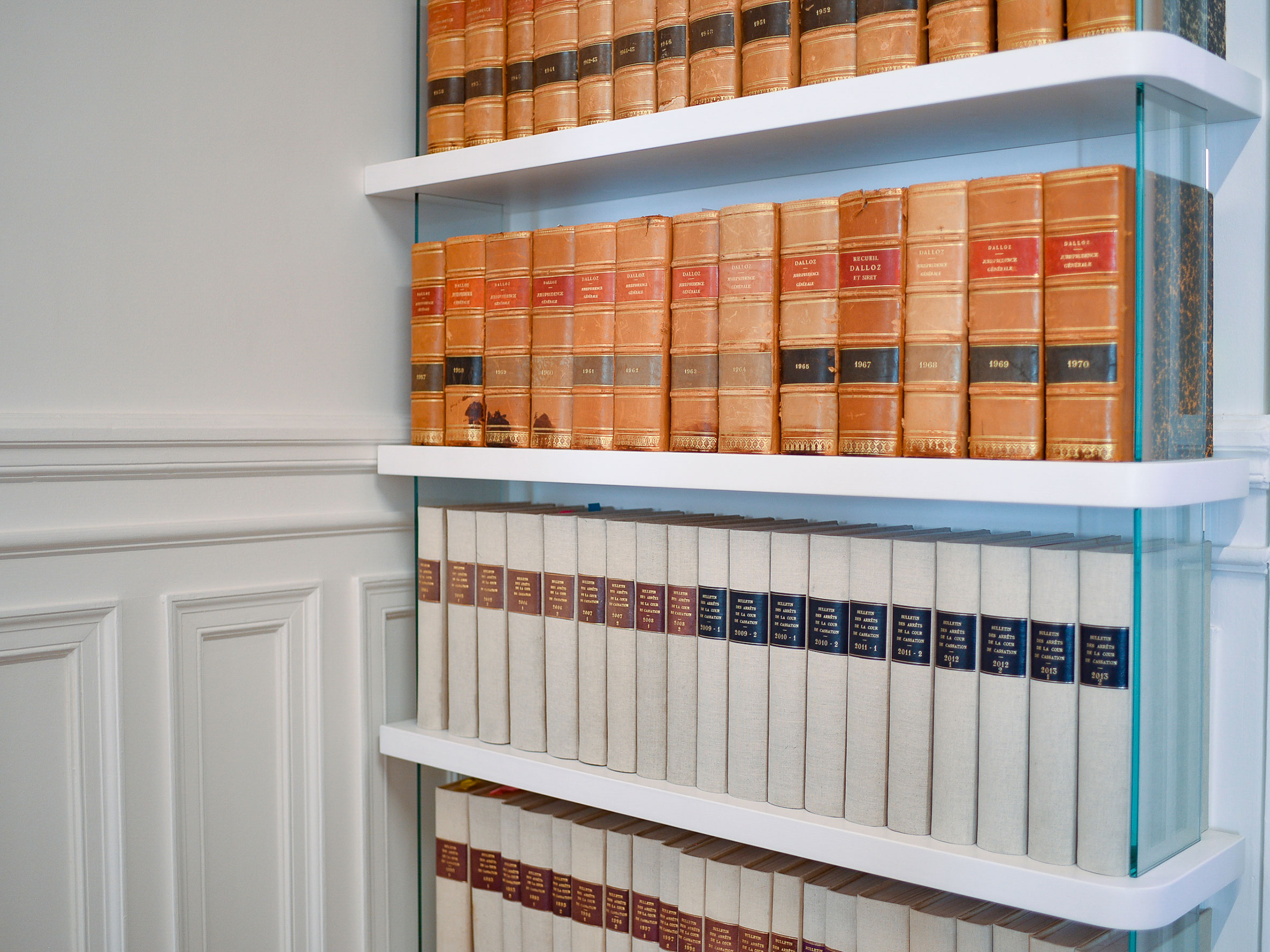 Une bibliothèque dans un cabinet d'avocat