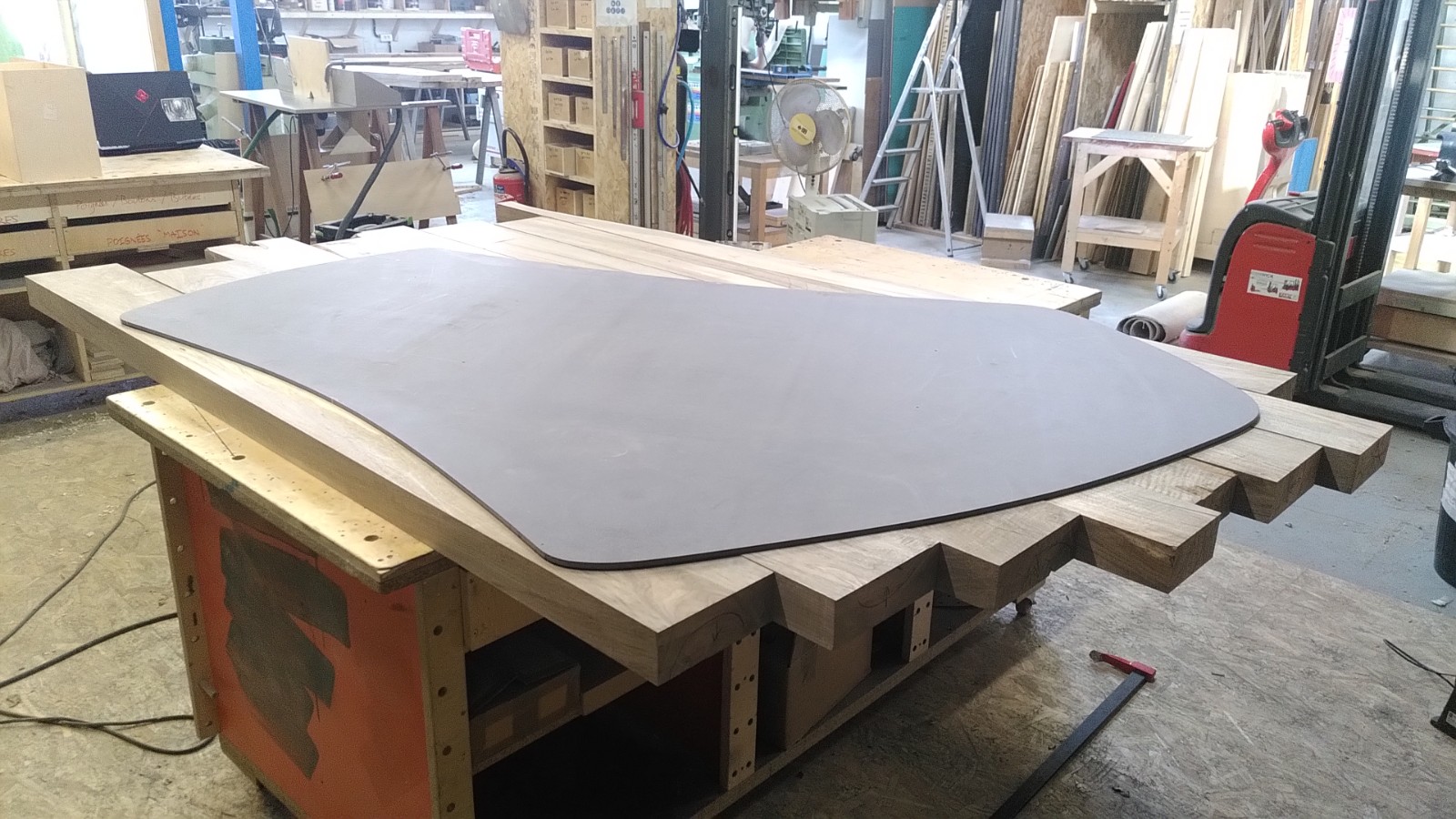 Table en noyer massif