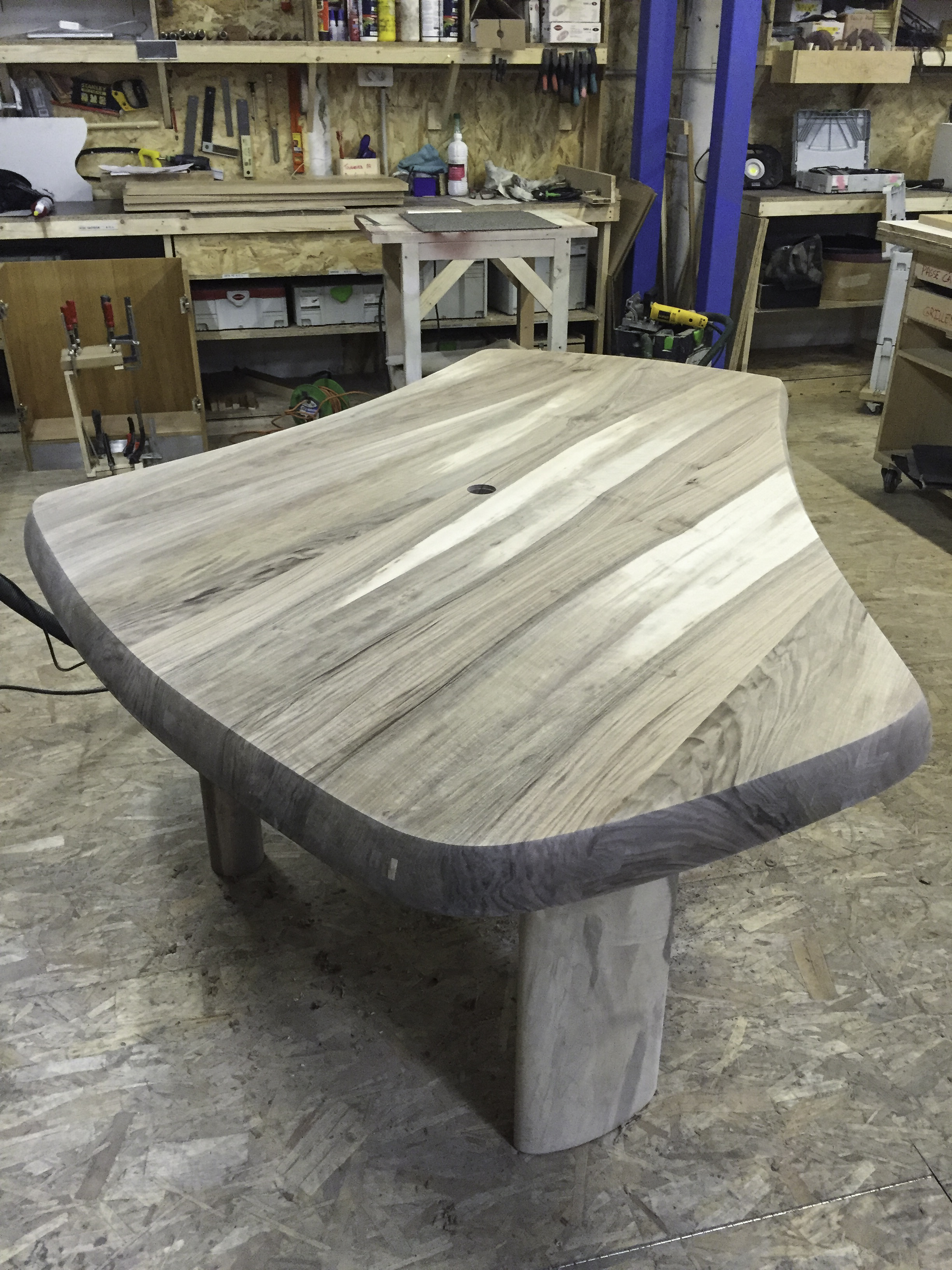 Table en noyer massif
