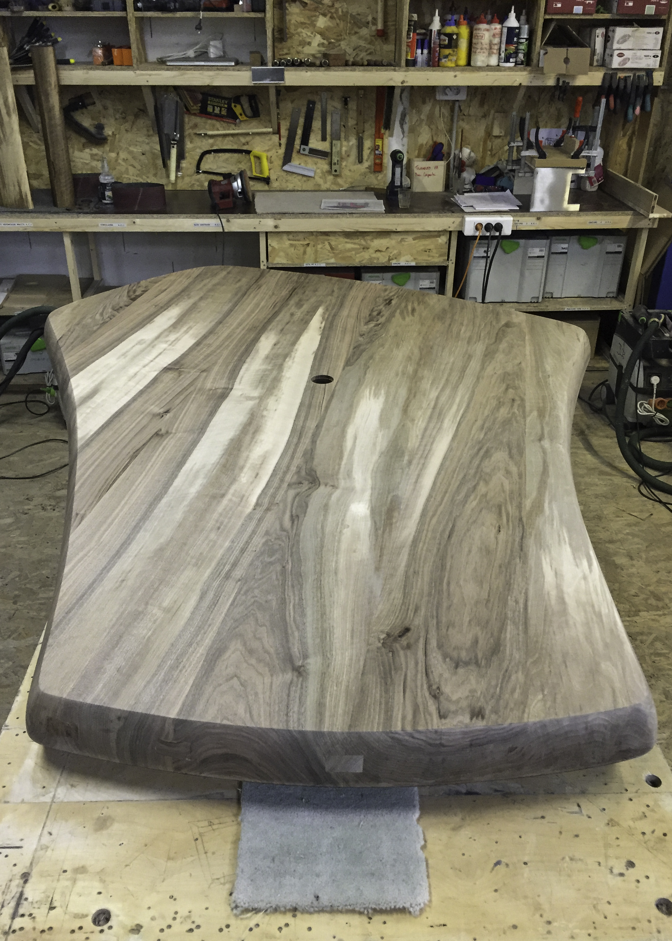 Table en noyer massif