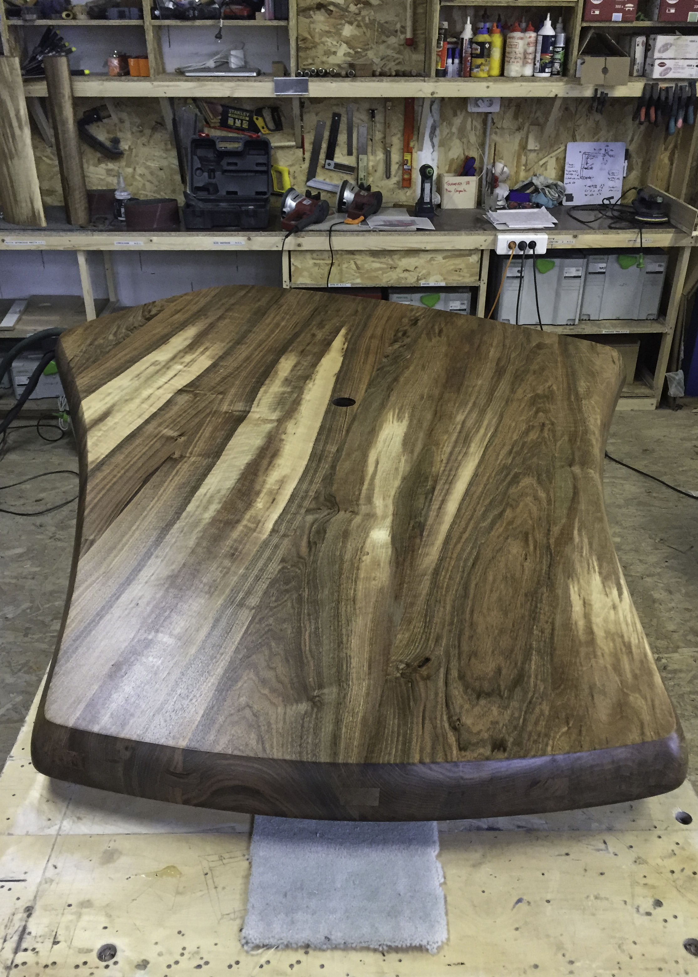 Table en noyer massif