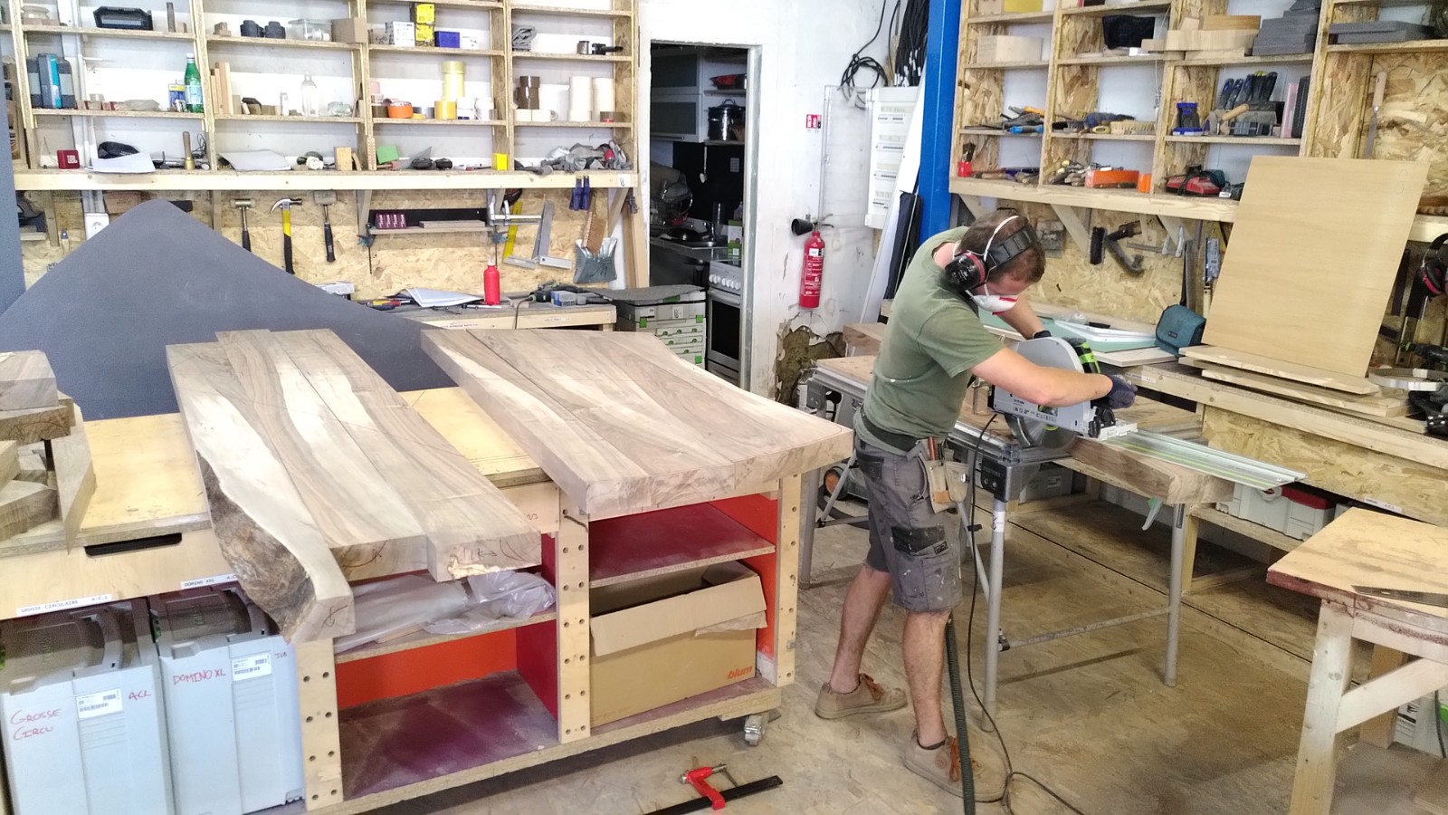 Table en noyer massif