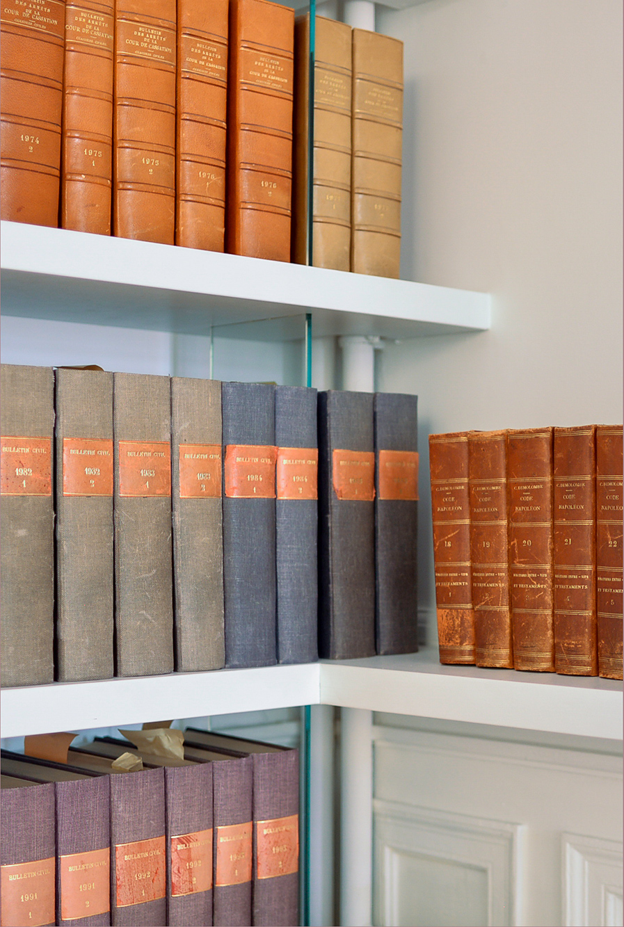 Une bibliothèque dans un cabinet d'avocat