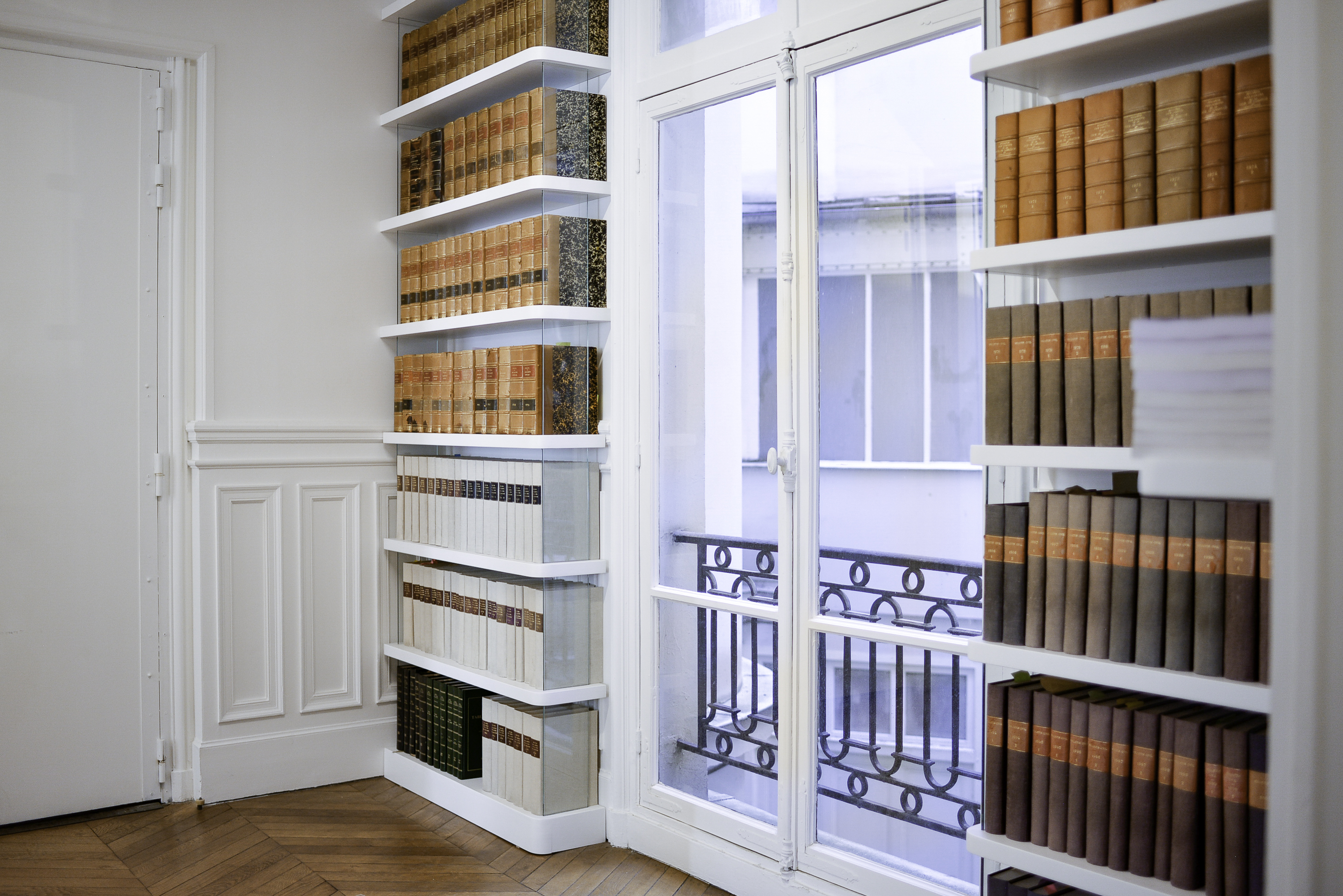 Une bibliothèque dans un cabinet d'avocat